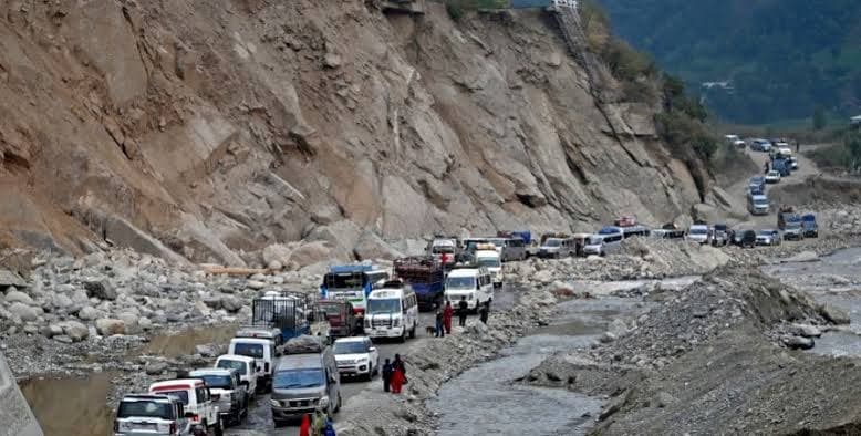 नेपालका पहाडी सडकमा बाढीपहिरोपछि सवारी साधनको लाम र आवागमन
