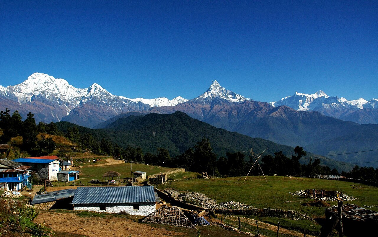 अस्ट्रेलियन क्याम्पबाट अन्नपूर्ण साउथ र माछापुच्छ्रेको फराकिलो दृश्य