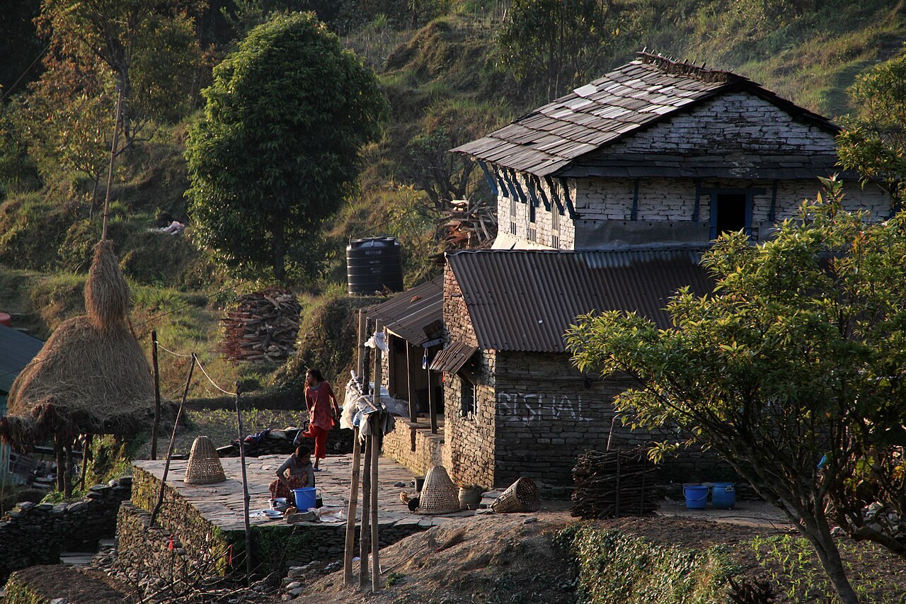 धम्पुस गाउँको परम्परागत गुरुङ ढुङ्गे घर